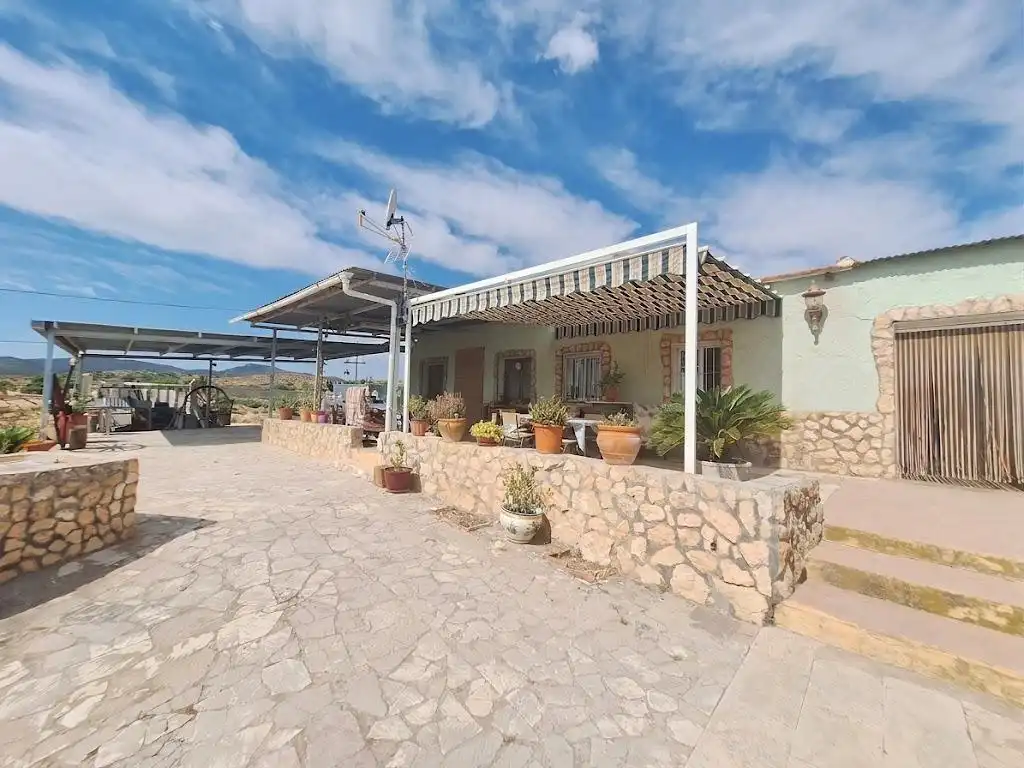 Casa o xalet en venda en Monóvar  / Monòver amb Aire condicionat, Calefacció i Jardí privat