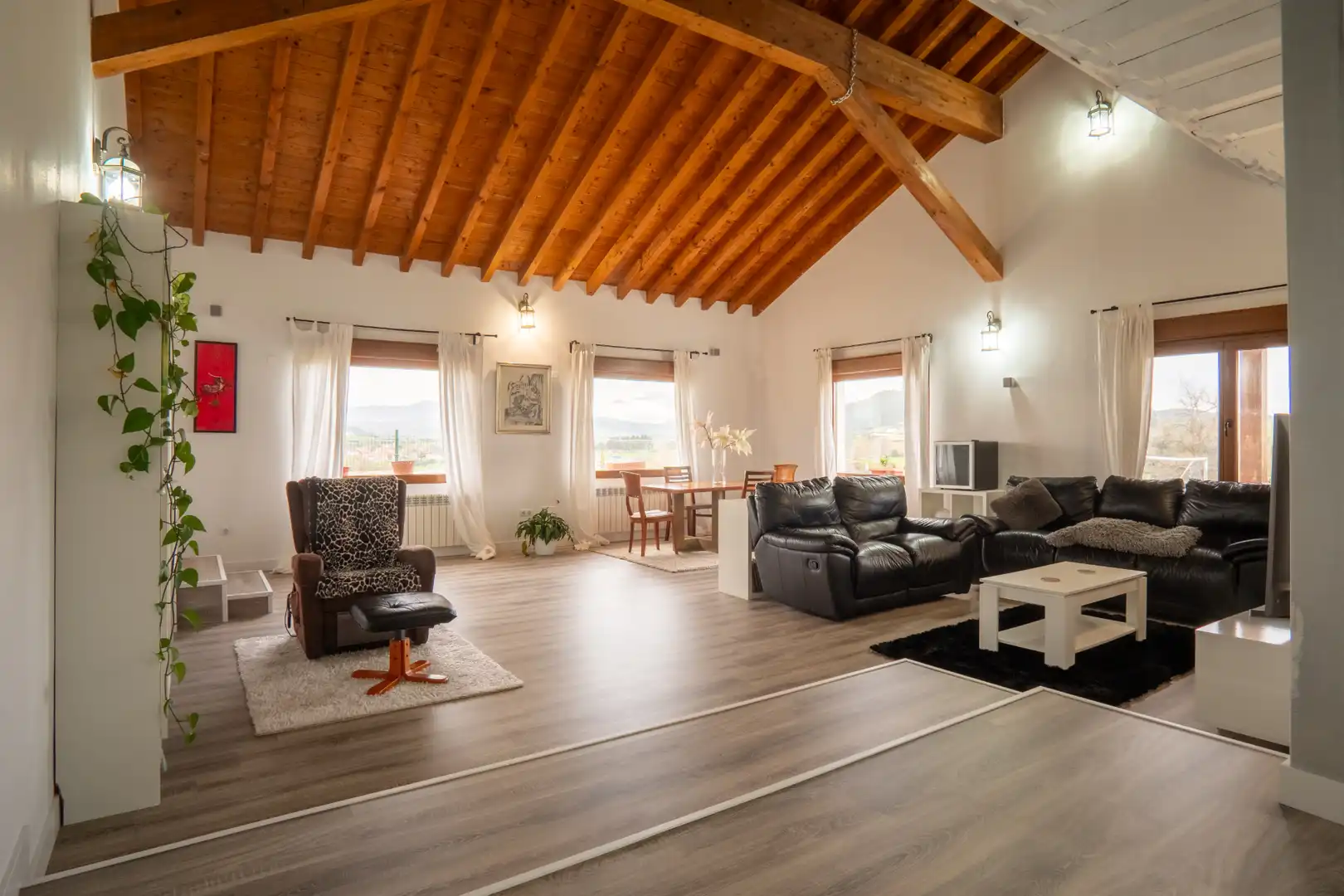 Sala d'estar de Casa o xalet en venda en Santillana del Mar amb Calefacció, Jardí privat i Parquet