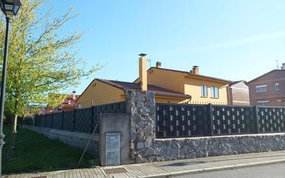 Exterior view of House or chalet for sale in Palazuelos de Eresma  with Heating, Private garden and Terrace