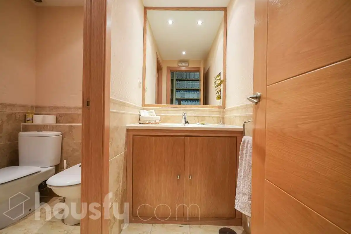 Baño de Local en venta en Madrid con Aire acondicionado