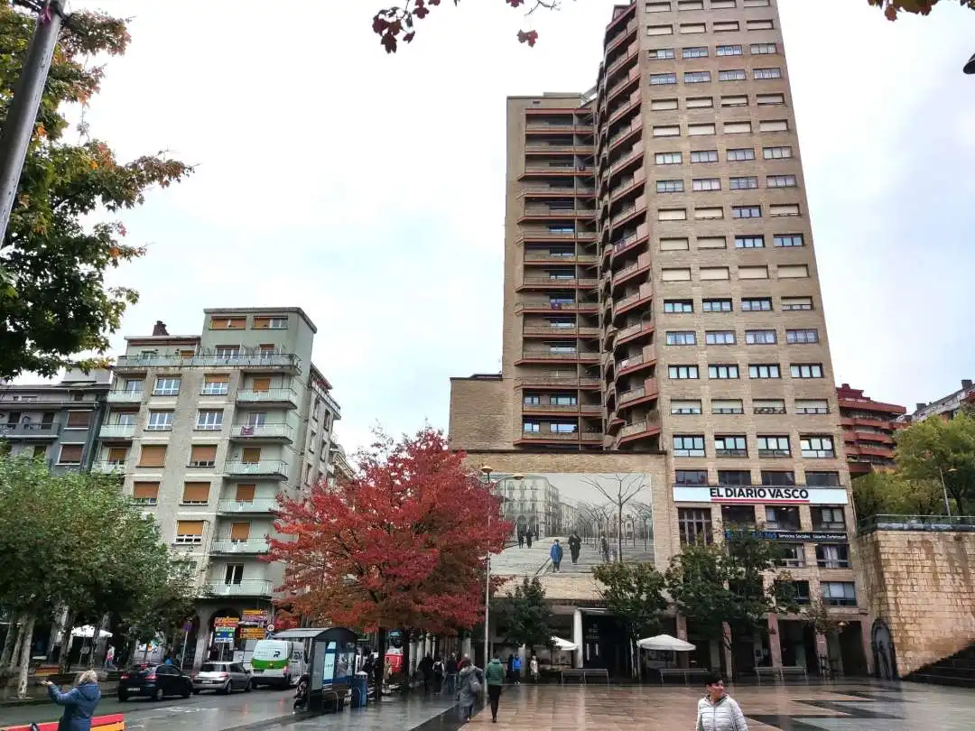 Vista exterior de Edifici en venda en Eibar