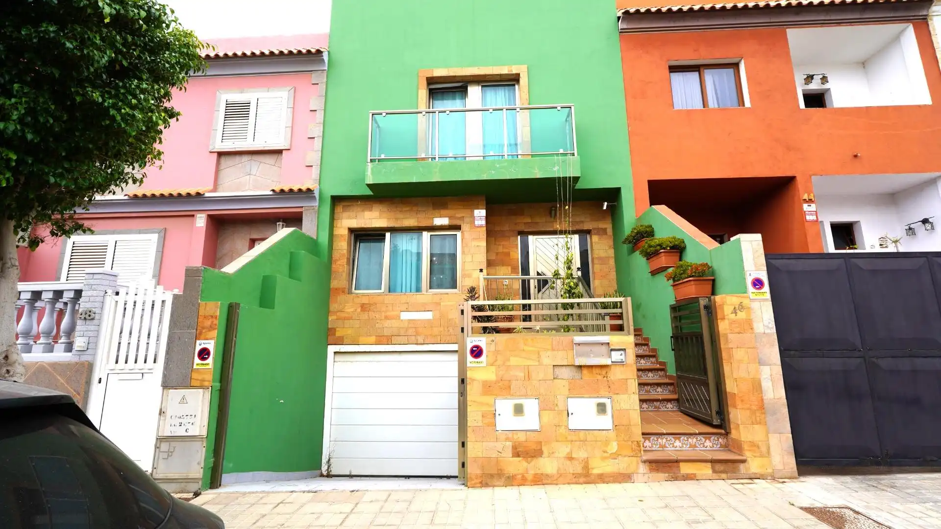 Außenansicht von Einfamilien-Reihenhaus zum Verkauf in Agüimes mit Terrasse