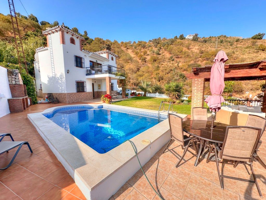 Garden of House or chalet for sale in Iznate  with Air Conditioner, Swimming Pool and Furnished