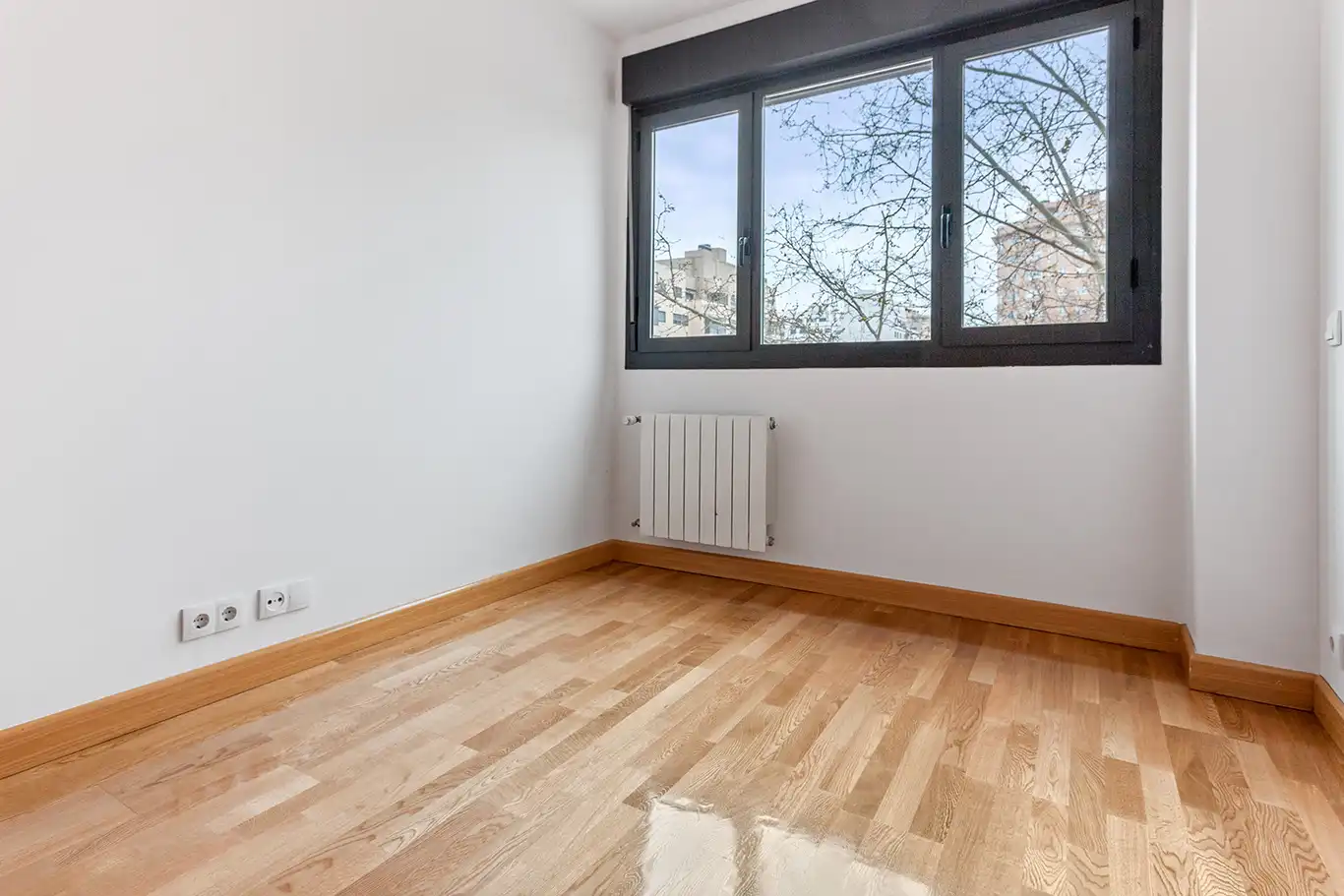 Bedroom of Flat for sale in Madrid  with Air Conditioner, Terrace and Storage room