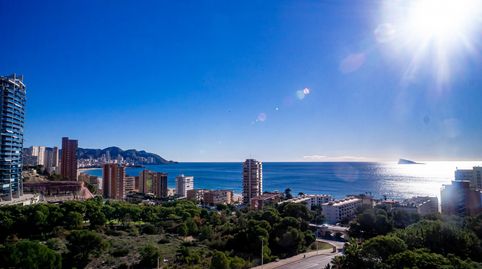 Espacioso ático con solárium y vistas al mar