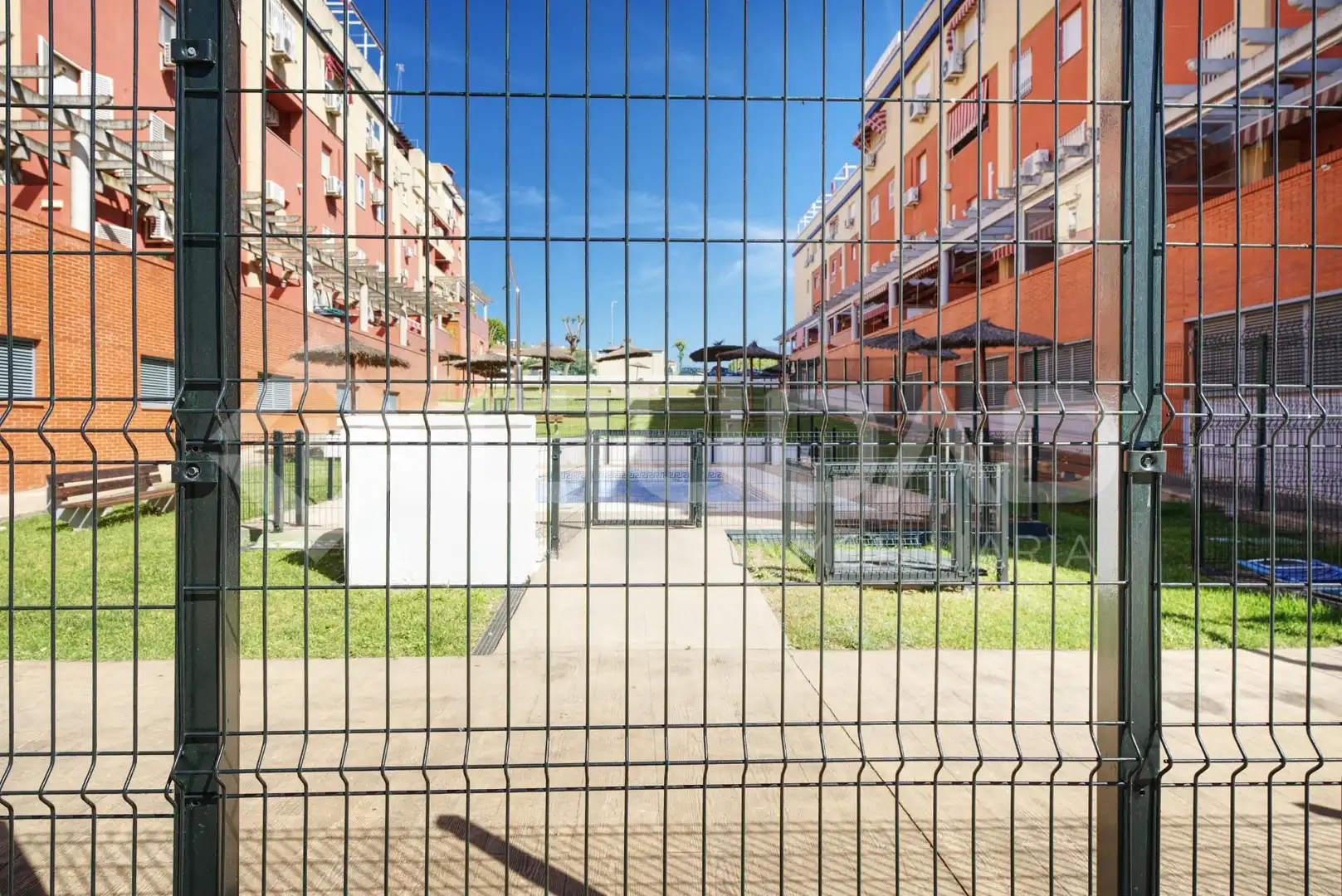 Vista exterior de Pis en venda en San Juan de Aznalfarache amb Aire condicionat i Piscina comunitària