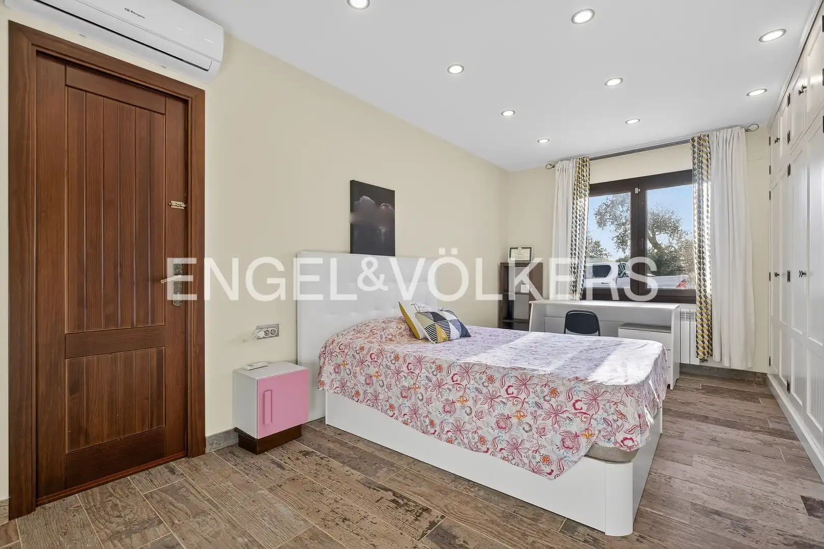 Habitación de Finca rústica en venta en La Puebla del Río con Aire acondicionado, Calefacción y Jardín privado
