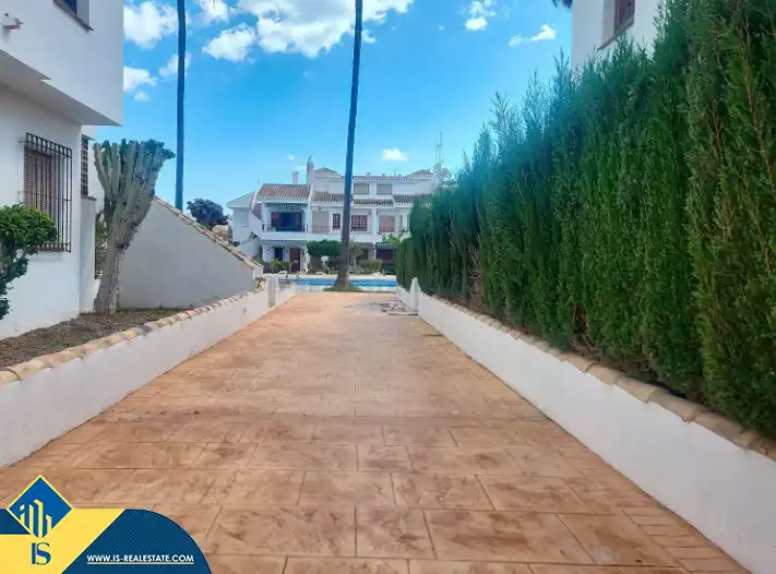 Vista exterior de Casa o xalet en venda en Pilar de la Horadada amb Terrassa, Moblat i Piscina comunitària