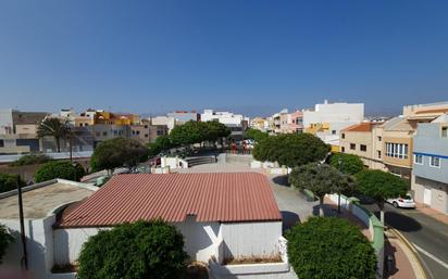 Vista exterior de Casa o xalet en venda en Telde amb Terrassa