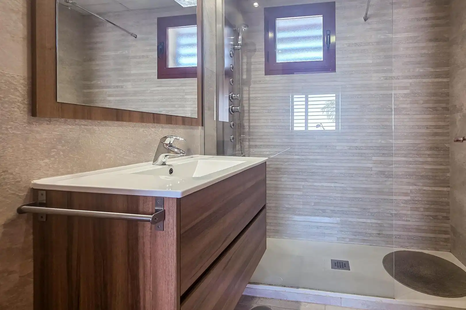 Badezimmer von Haus oder Chalet zum Verkauf in Montequinto mit Klimaanlage, Heizung und Terrasse