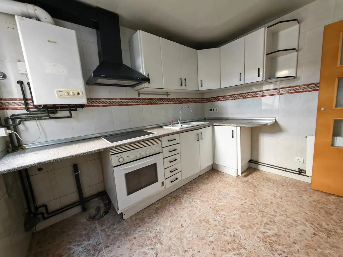 Küche von Wohnung zum Verkauf in Sabadell mit Heizung, Abstellraum und Balkon