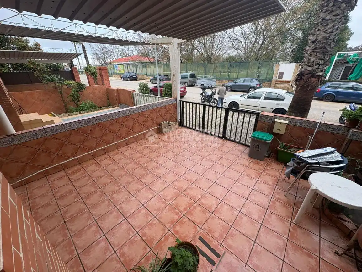 Casa aparellada amb terrassa en venda a Almensilla, imagen 4