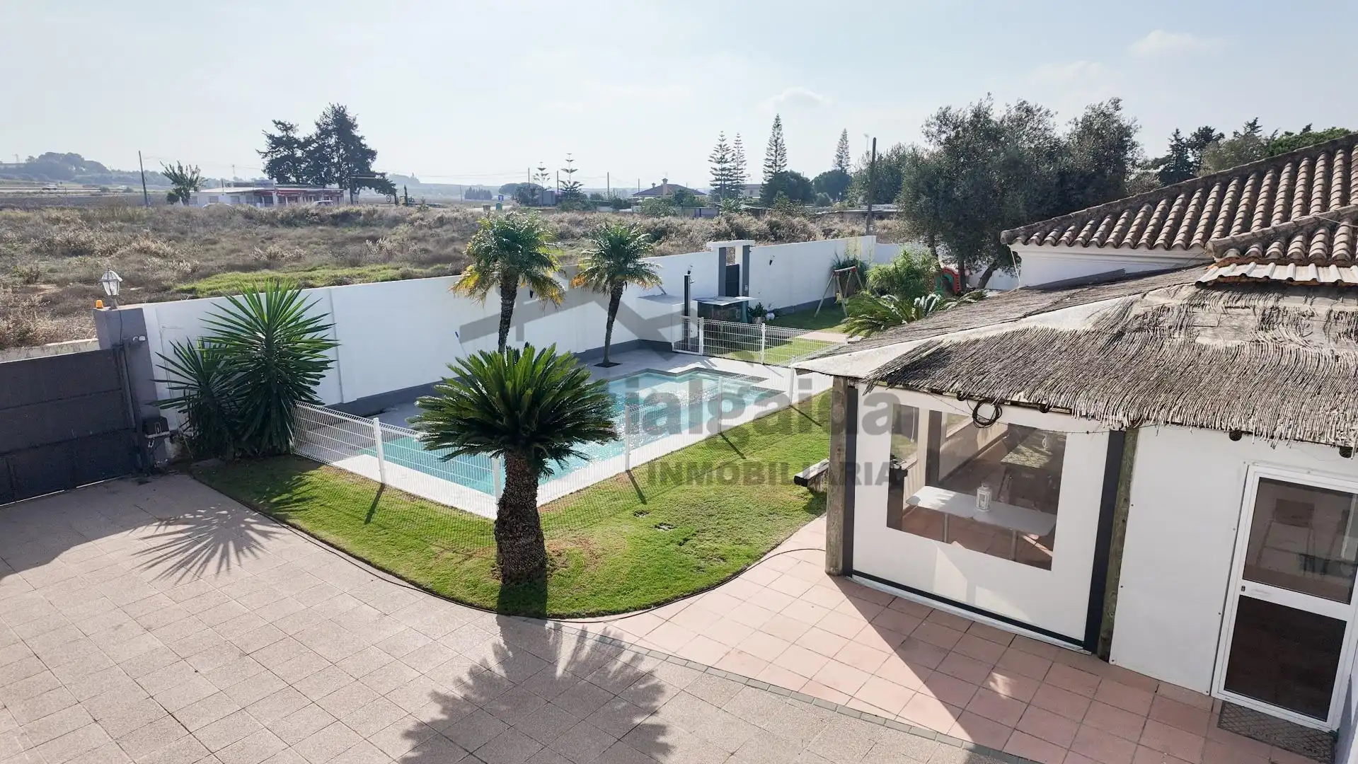 Vista exterior de Casa o xalet en venda en Sanlúcar de Barrameda amb Jardí privat, Terrassa i Traster