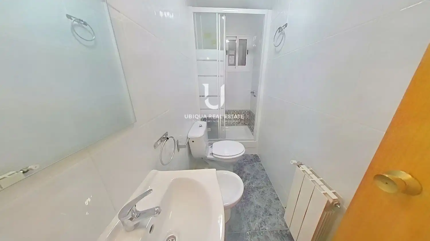 Badezimmer von Wohnung zum Verkauf in Sant Feliu de Llobregat mit Heizung und Ofen