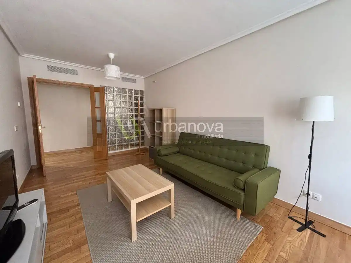 Living room of Study for rent in  Logroño  with Air Conditioner, Heating and Parquet flooring