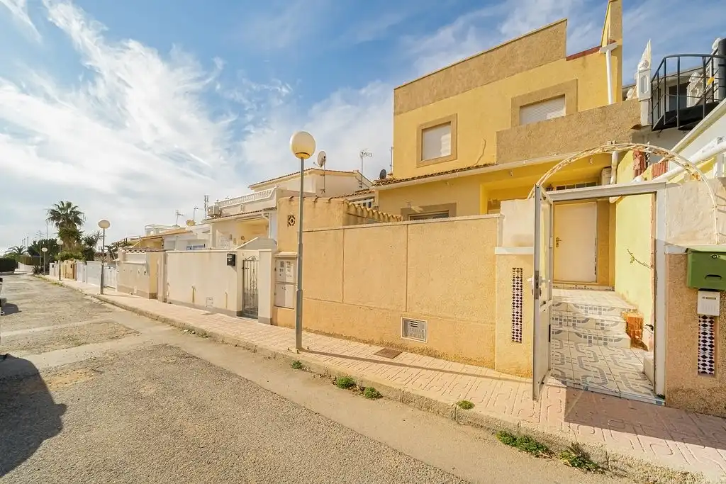 Außenansicht von Gebäude zum Verkauf in Orihuela