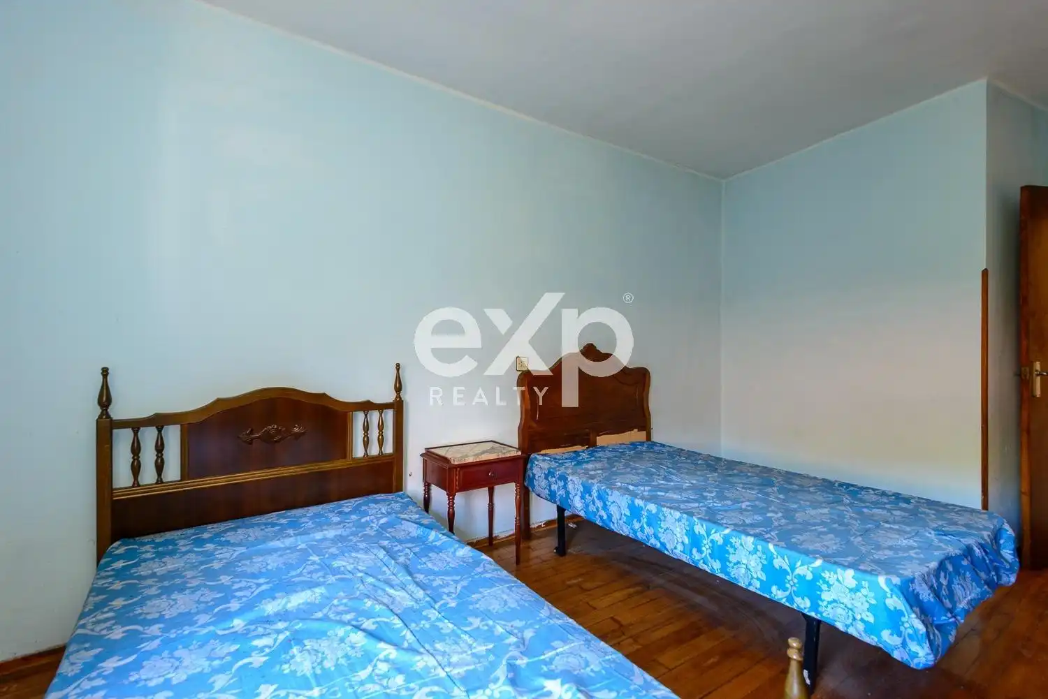 Dormitori de Casa o xalet en venda en Lena amb Traster i Moblat