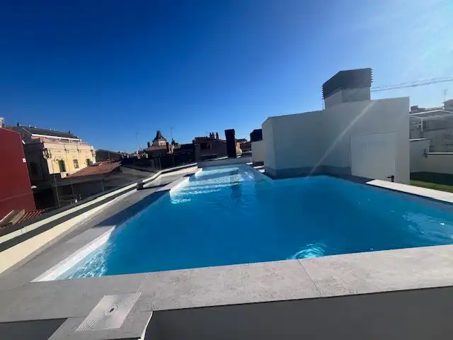Schwimmbecken von Erdgeschoss zur Miete in Rubí mit Klimaanlage, Heizung und Parkett