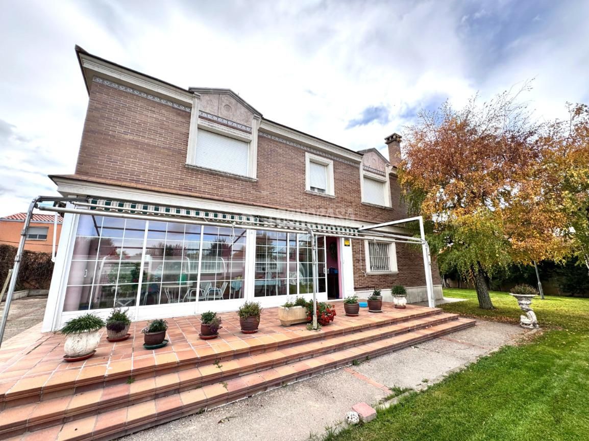 Exterior view of House or chalet for sale in Valladolid Capital  with Air Conditioner and Furnished