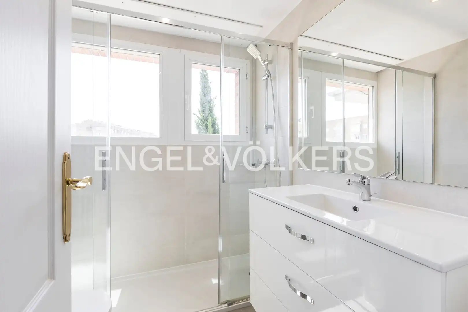 Baño de Casa o chalet de alquiler en Madrid con Calefacción, Jardín privado y Terraza