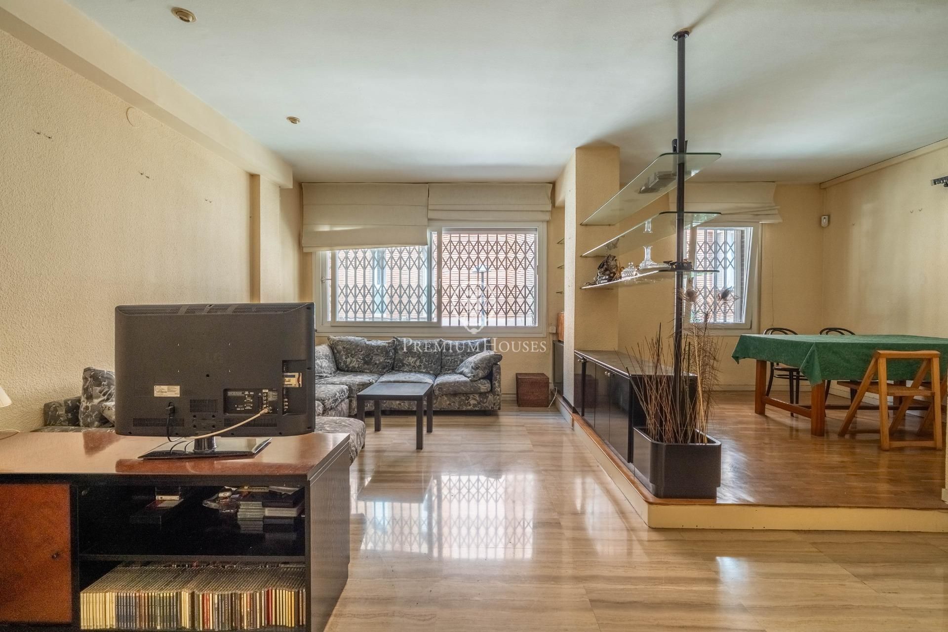 Living room of Flat for sale in  Barcelona Capital  with Swimming Pool