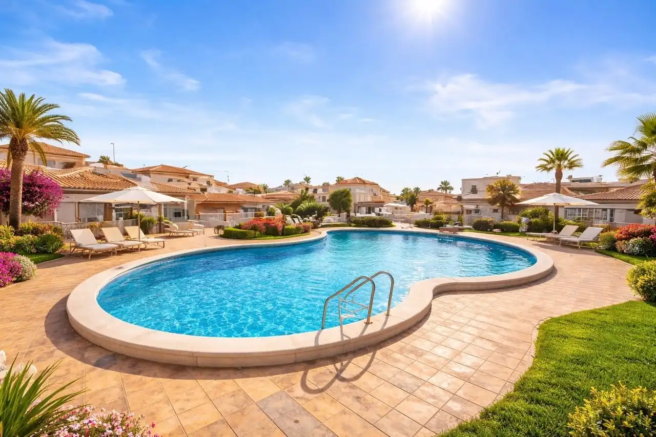 Piscina de Finca rústica en venta en Alicante / Alacant
