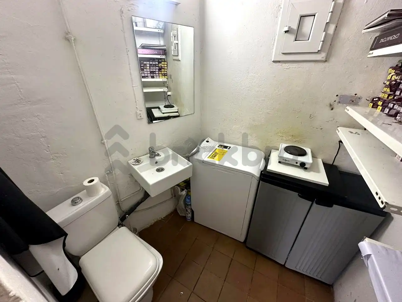 Baño de Local en venta en L'Hospitalet de Llobregat con Aire acondicionado