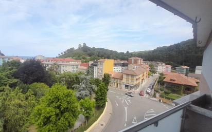 Vista exterior de Pis en venda en Carreño amb Terrassa i Balcó