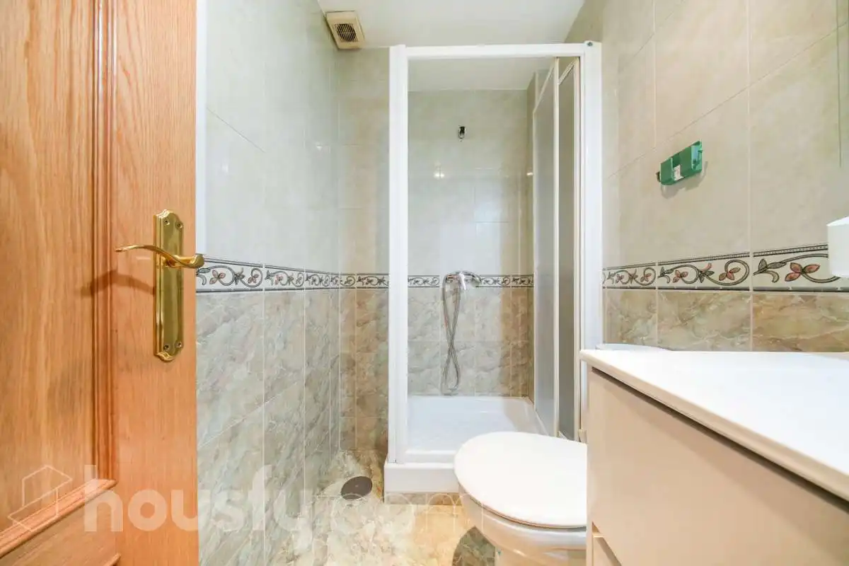 Bathroom of Study for sale in Madrid  with Air Conditioner, Storage room and Furnished