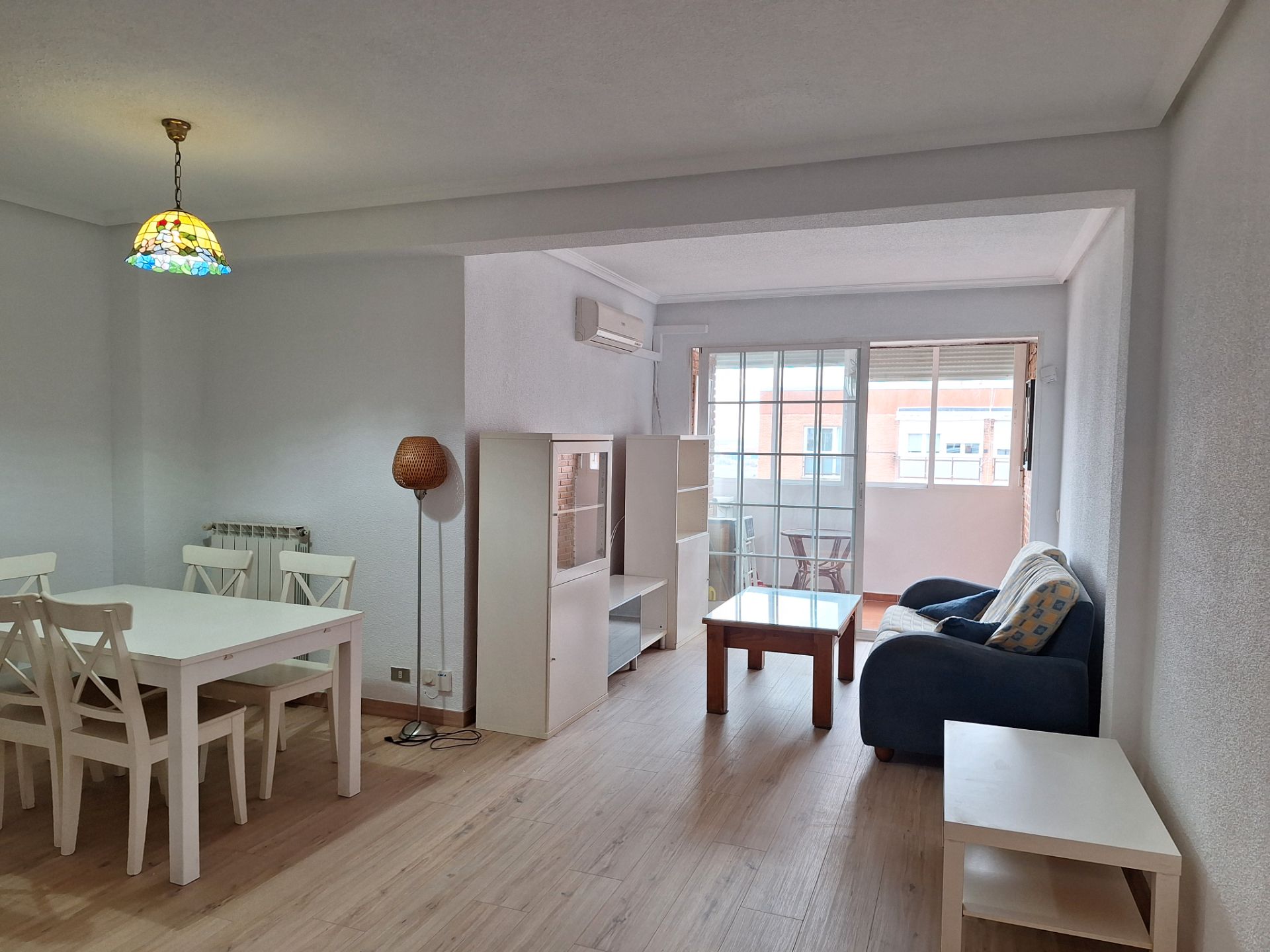 Sala d'estar de Pis de lloguer en  Madrid Capital amb Calefacció, Terrassa i Moblat