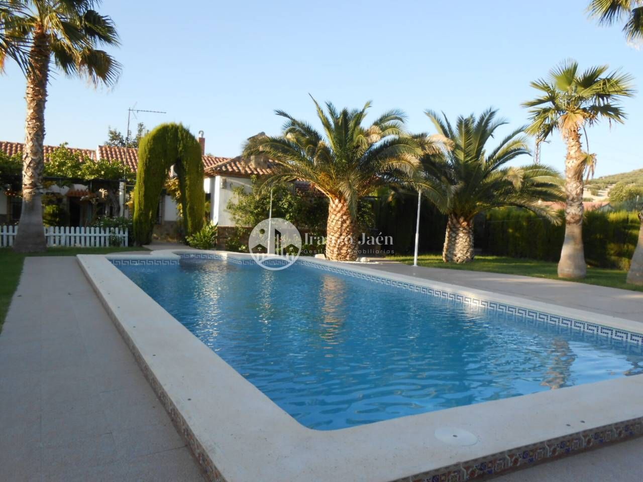 Piscina de Casa o xalet en venda en  Jaén Capital amb Aire condicionat, Jardí privat i Terrassa