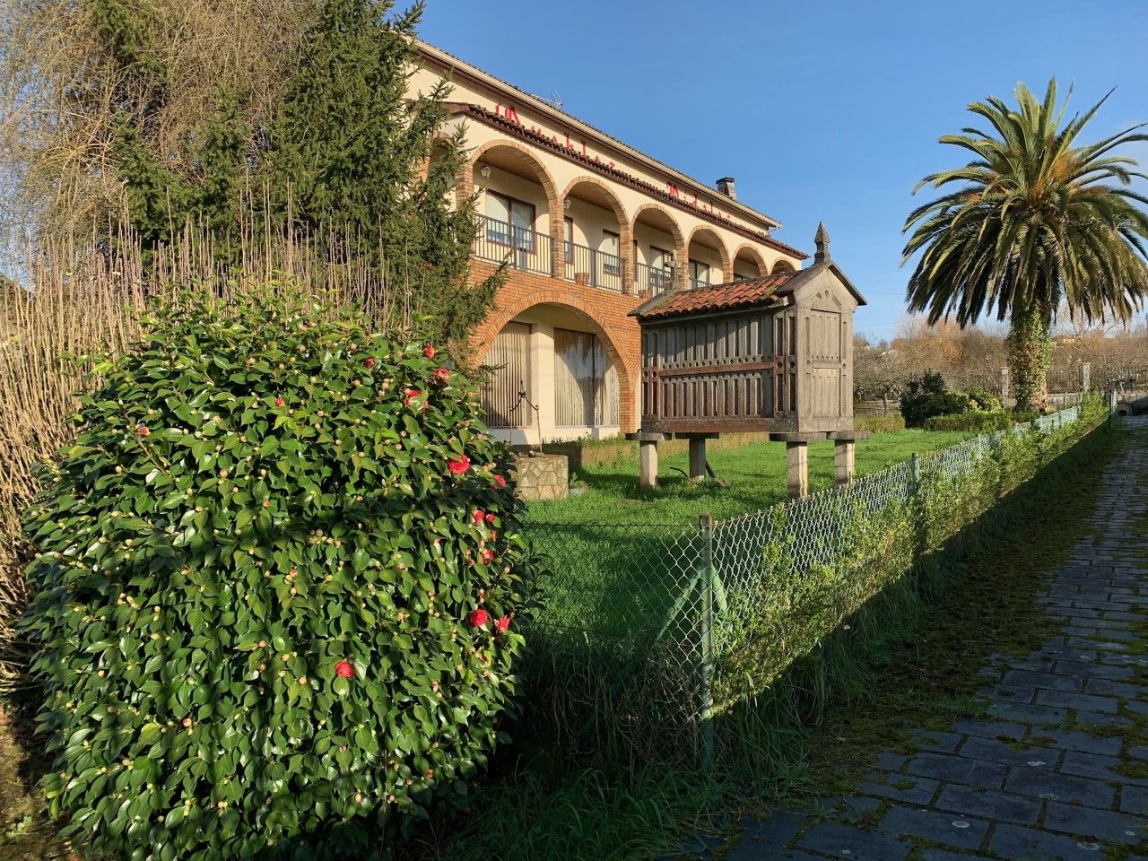 Vista exterior de Local en venda en Santiago de Compostela 