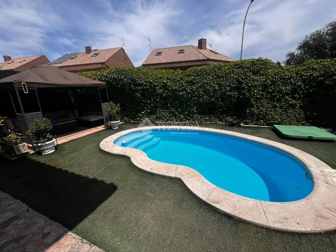 Swimming pool of Detached homes for sale in Madrid  with Air Conditioner, Heating and Private garden