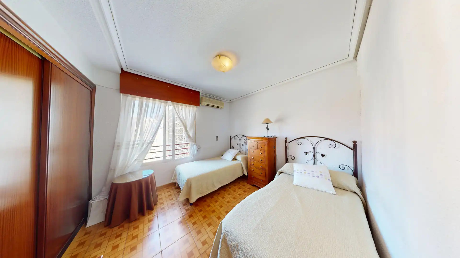 Habitación de Piso en venta en Alicante / Alacant con Aire acondicionado, Terraza y Amueblado