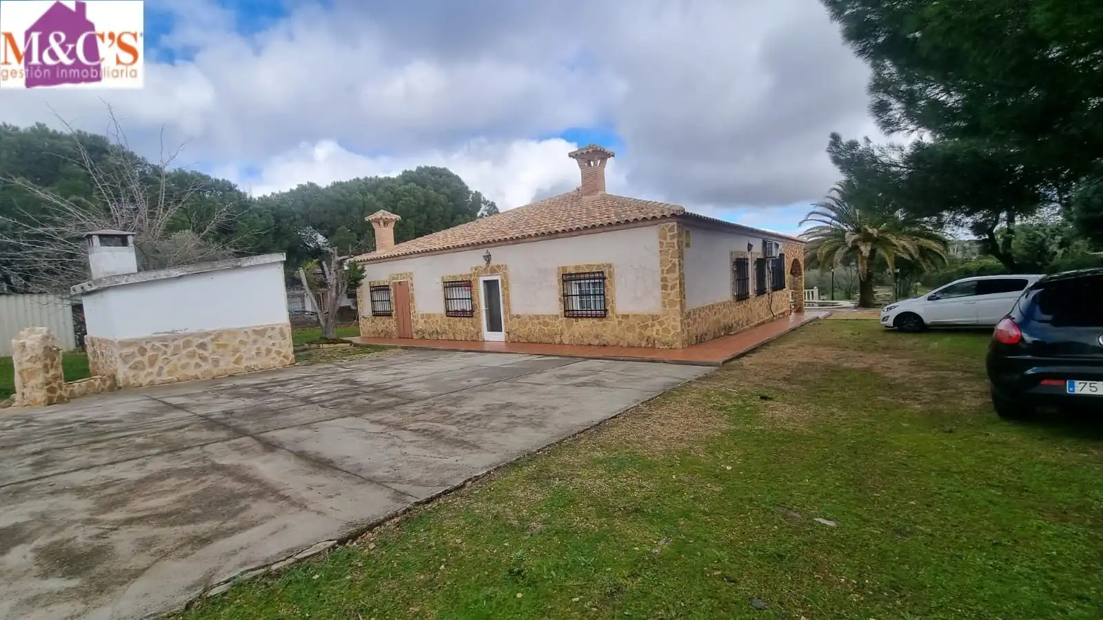 Vista exterior de Casa o xalet en venda en Cabezarrubias del Puerto amb Aire condicionat, Calefacció i Jardí privat