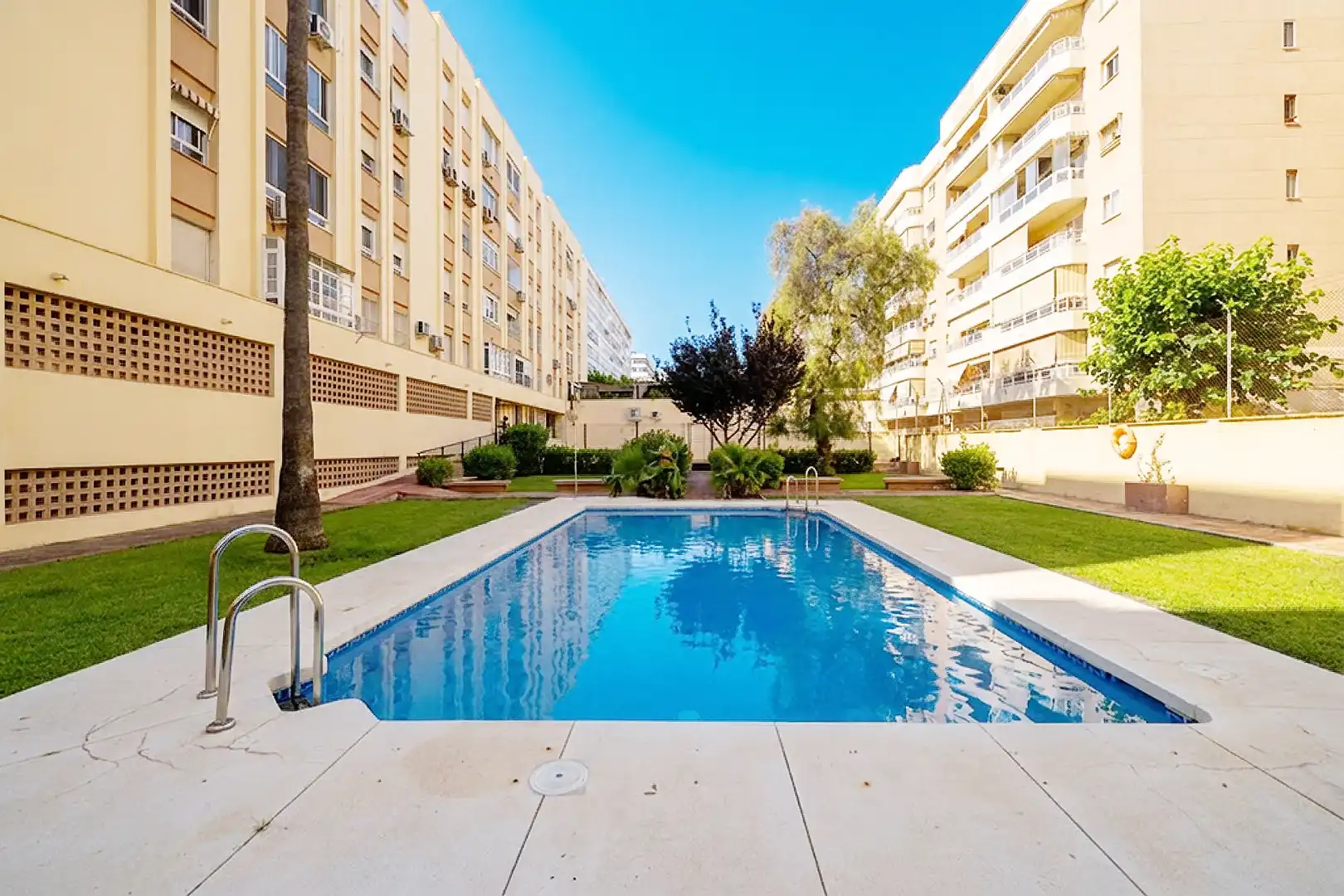 Piscina de Piso en venta en Málaga con Amueblado, Balcón y Piscina comunitaria