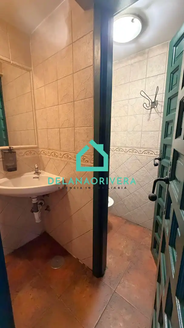 Bany de Local en venda en Alcalá de Henares amb Aire condicionat, Calefacció i Terrassa