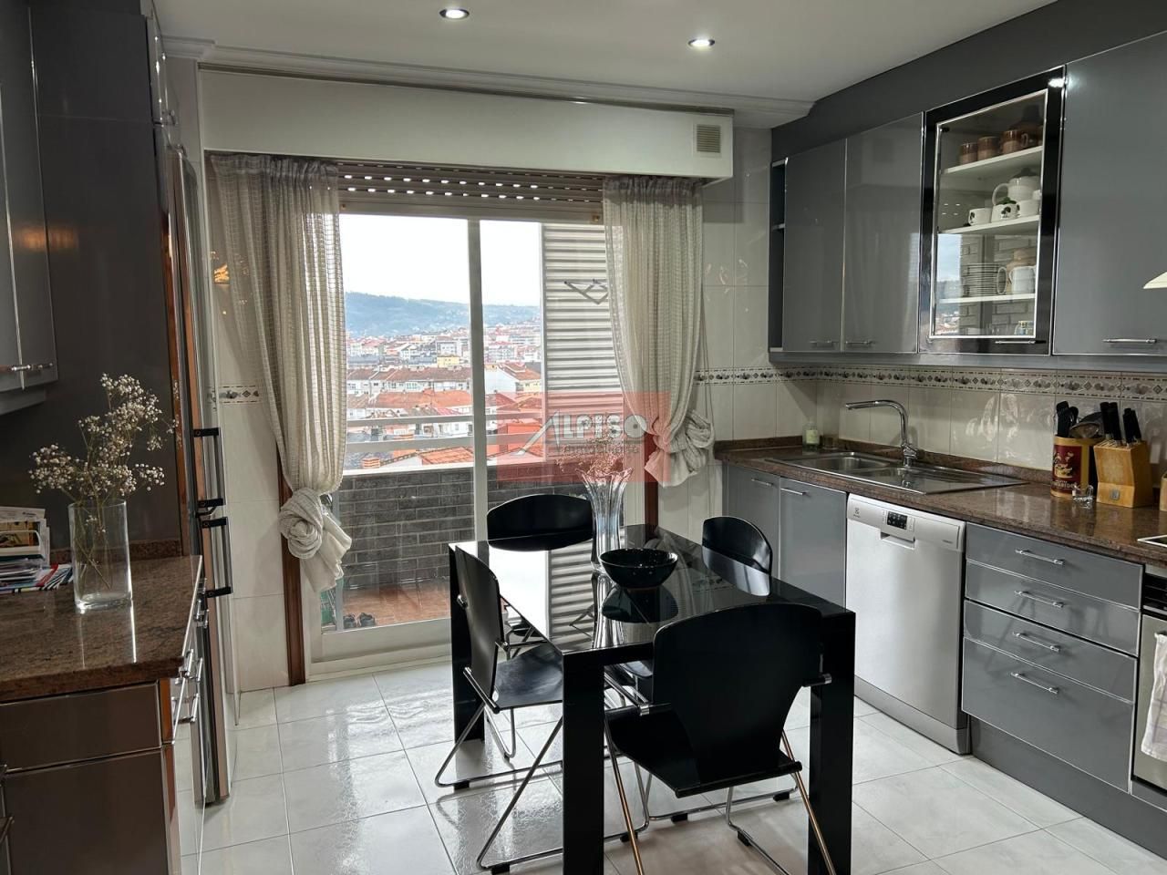 Cuina de Dúplex en venda en Ourense Capital  amb Calefacció, Parquet i Moblat