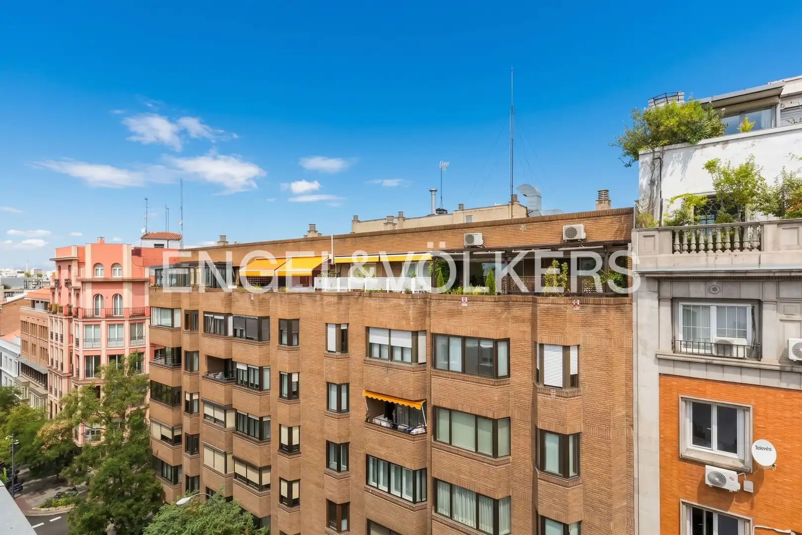 Exterior view of Attic for rent in Barrio de Salamanca