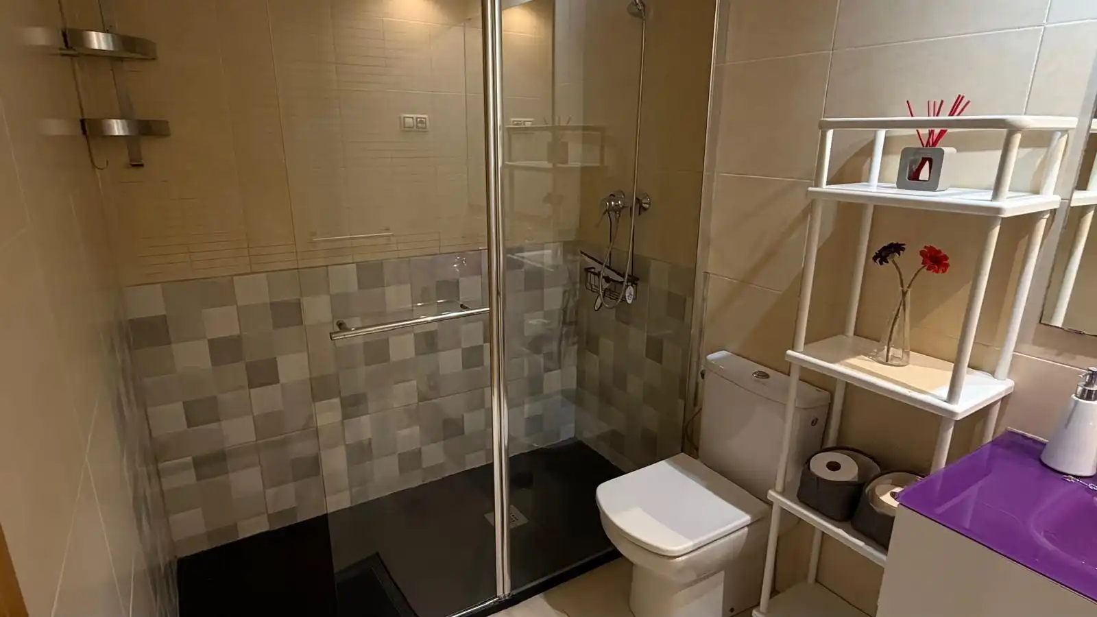 Bathroom of Apartments for rent in Benidorm  with Air Conditioner, Balcony and Community pool