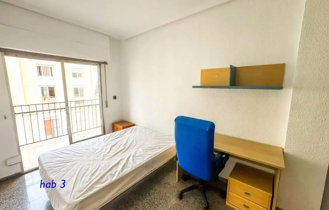 Bedroom of Flat for share in Elche / Elx
