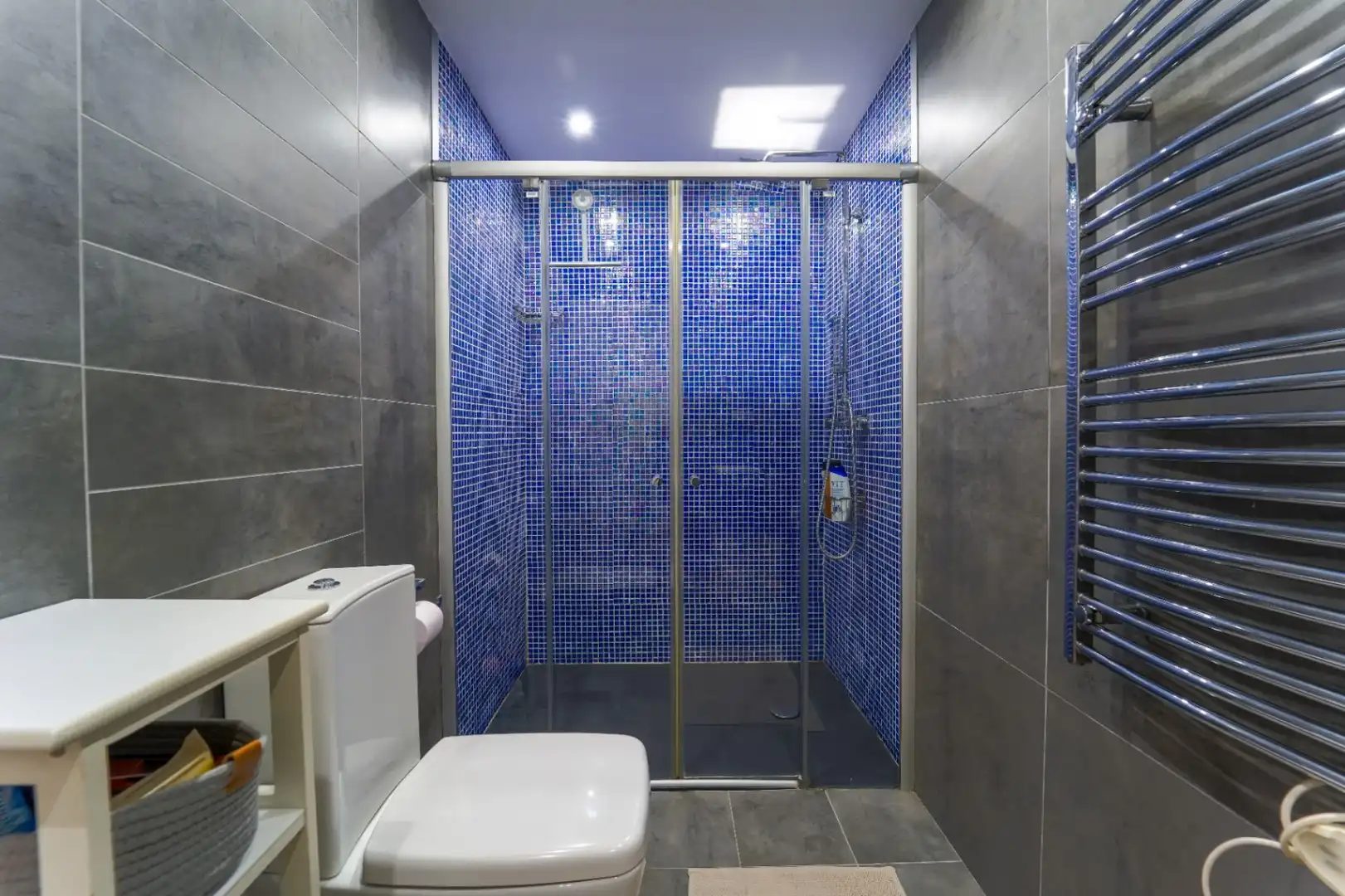 Badezimmer von Einfamilien-Reihenhaus zum Verkauf in L'Alfàs del Pi mit Klimaanlage, Heizung und Privatgarten