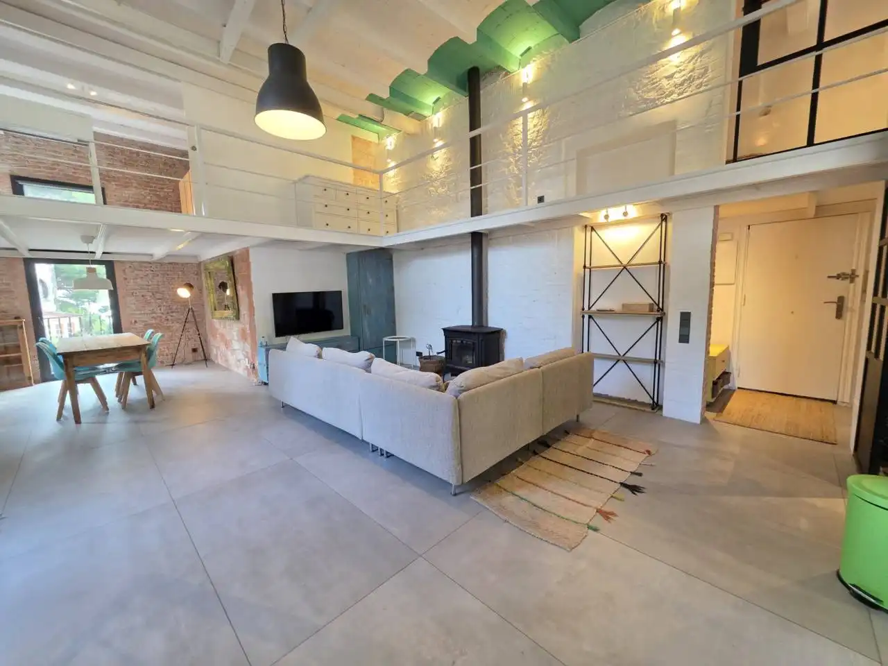 Sala d'estar de Dúplex en venda en Barcelona amb Aire condicionat, Calefacció i Moblat