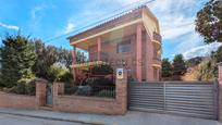 Vista exterior de Casa o xalet en venda en Llinars del Vallès amb Jardí privat, Terrassa i Piscina