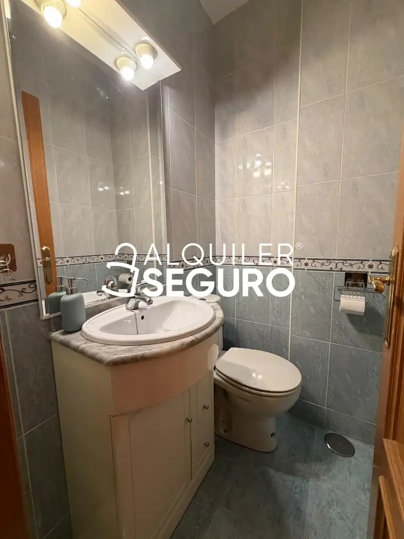 Bany de Pis de lloguer en Madrid amb Calefacció, Terrassa i Moblat