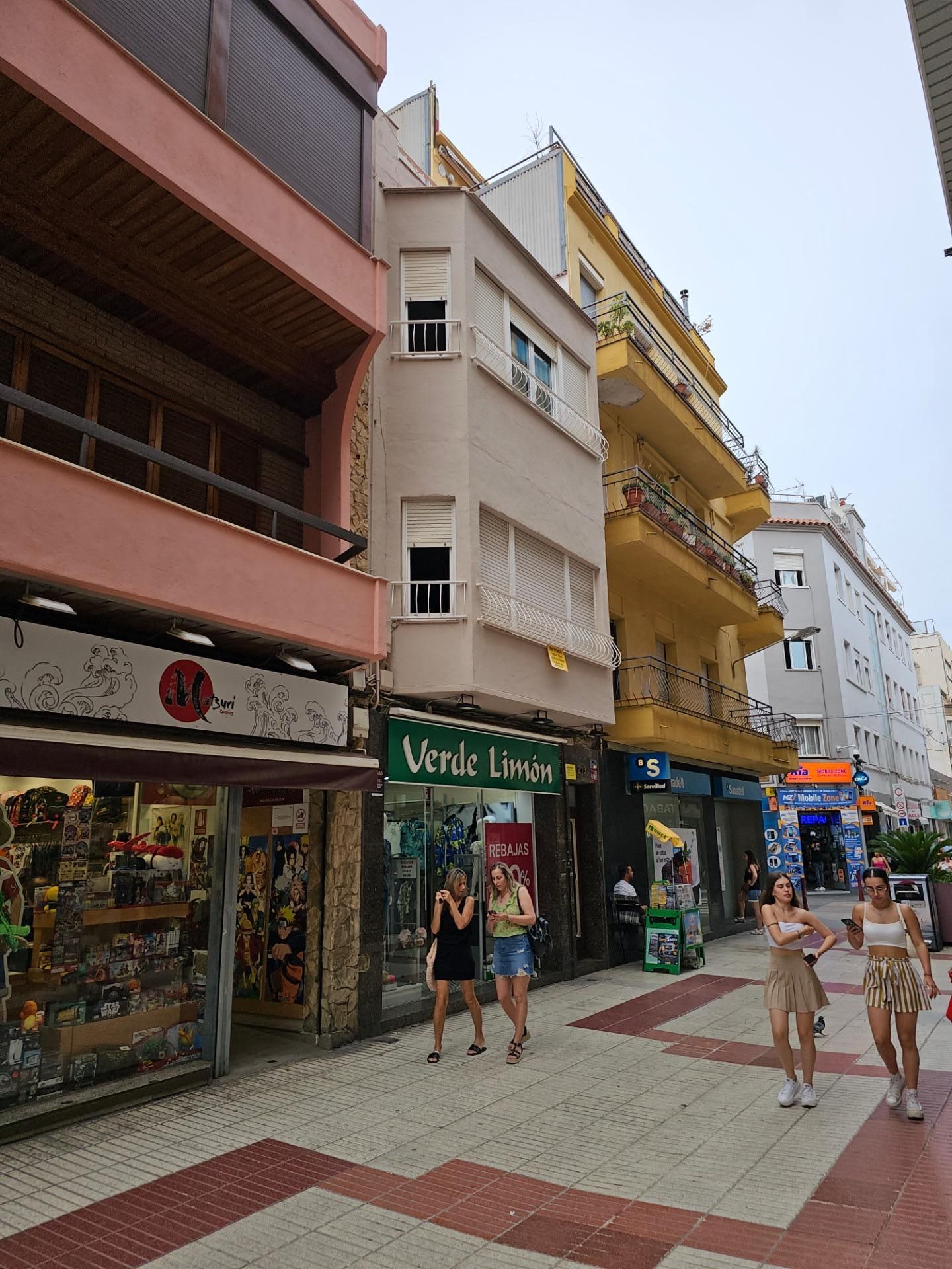 Vista exterior de Local en venda en Calella amb Aire condicionat i Terrassa