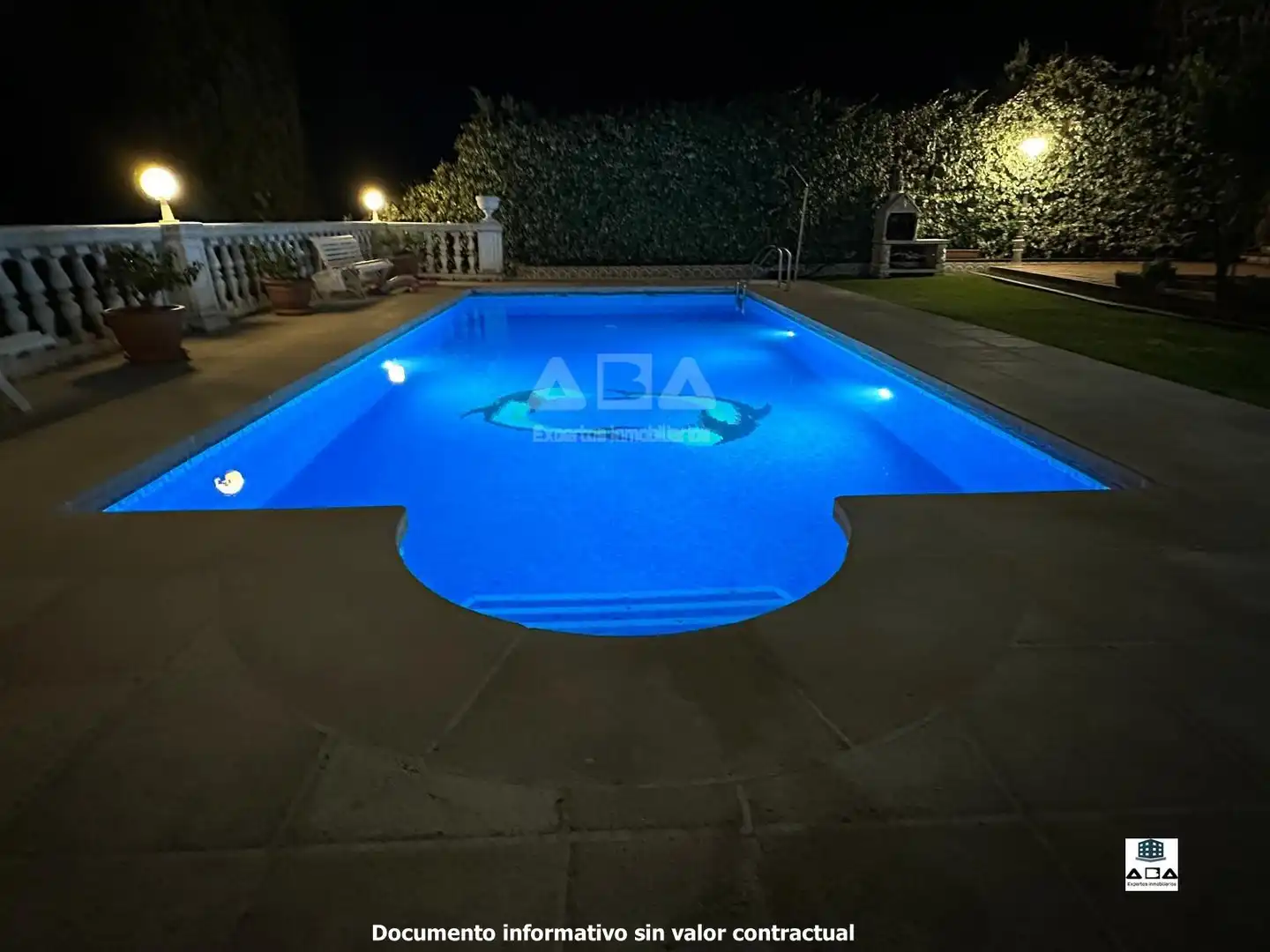 Piscina de Casa o chalet en venta en Poyales del Hoyo con Aire acondicionado, Calefacción y Jardín privado