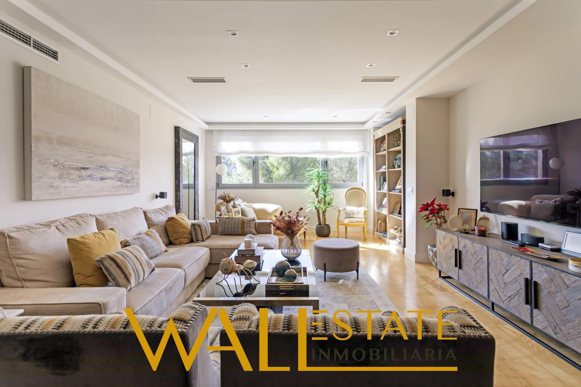 Sala d'estar de Pis en venda en  Madrid Capital amb Aire condicionat, Traster i Piscina comunitària