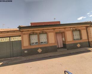 Vista exterior de Casa adosada en venda en Malagón amb Jardí privat