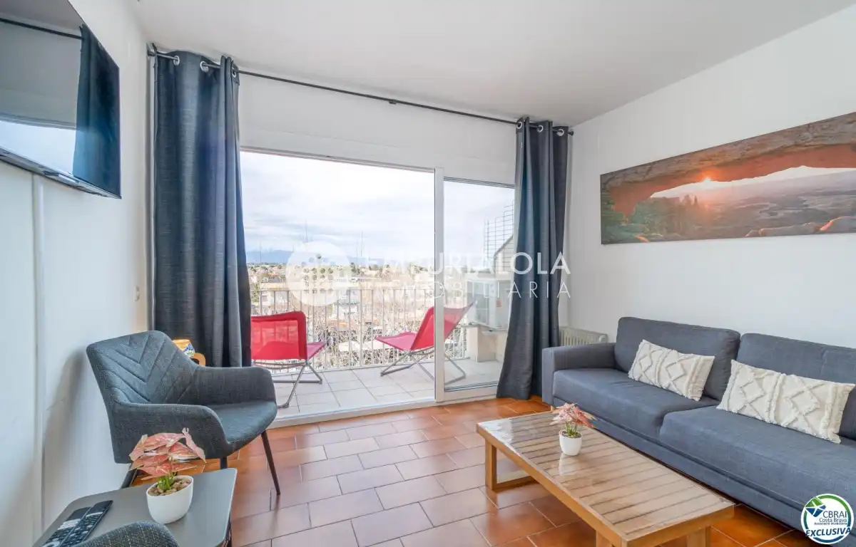 Sala d'estar de Apartament en venda en Empuriabrava amb Aire condicionat, Piscina i Moblat